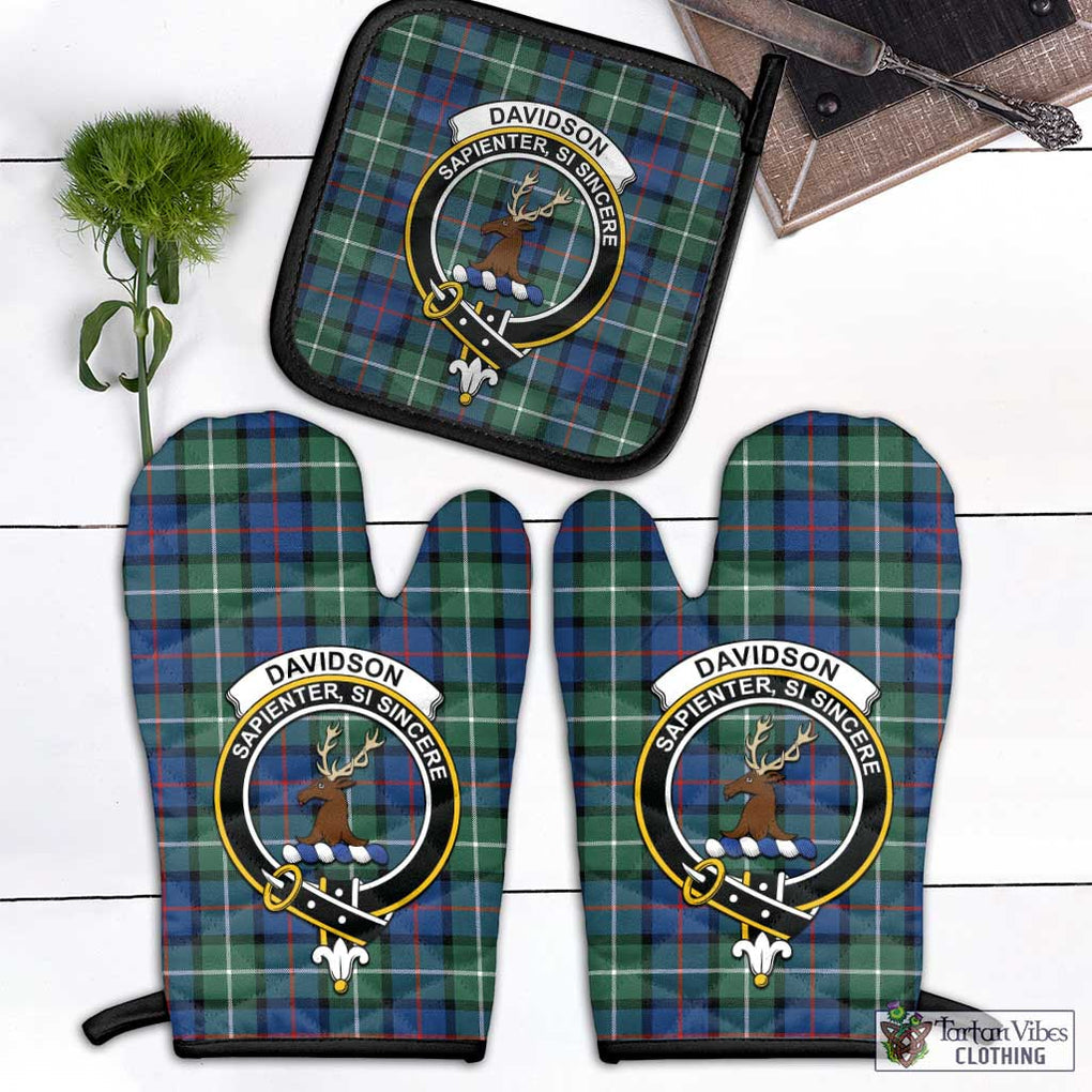 Davidson of Tulloch Tartan Combo Oven Mitt & Pot-Holder with Family Crest Combo 1 Oven Mitt & 1 Pot-Holder Black - Tartan Vibes Clothing