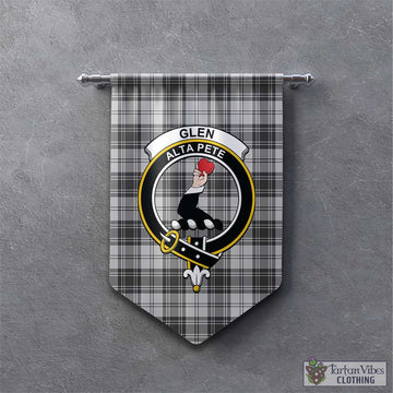 Glen Tartan Gonfalon, Tartan Banner with Family Crest