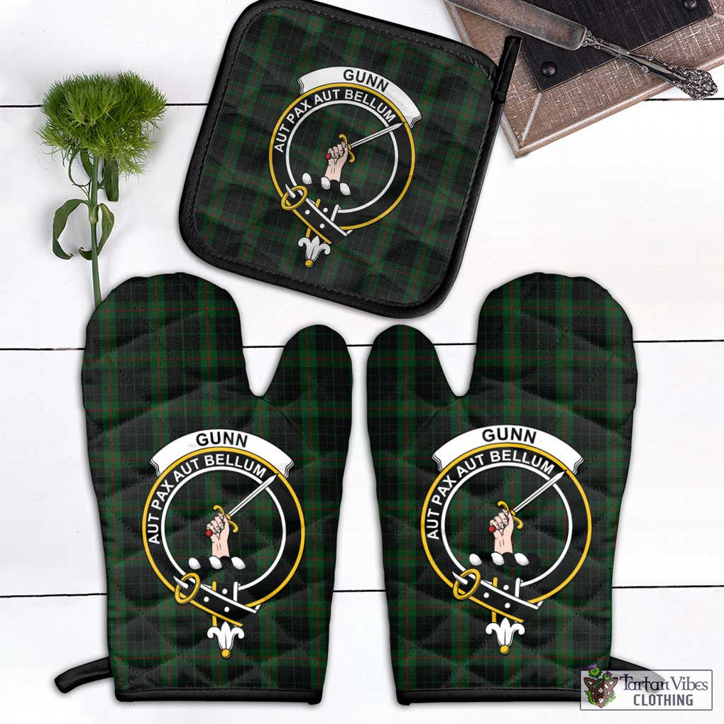 Gunn Logan Tartan Combo Oven Mitt & Pot-Holder with Family Crest Combo 1 Oven Mitt & 1 Pot-Holder Black - Tartan Vibes Clothing