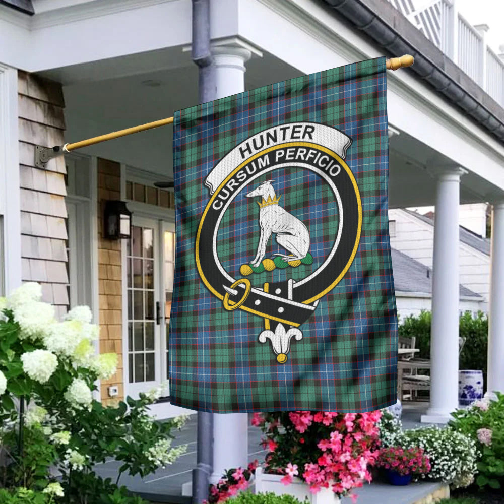 Hunter Ancient Tartan Flag with Family Crest - Tartan Vibes Clothing