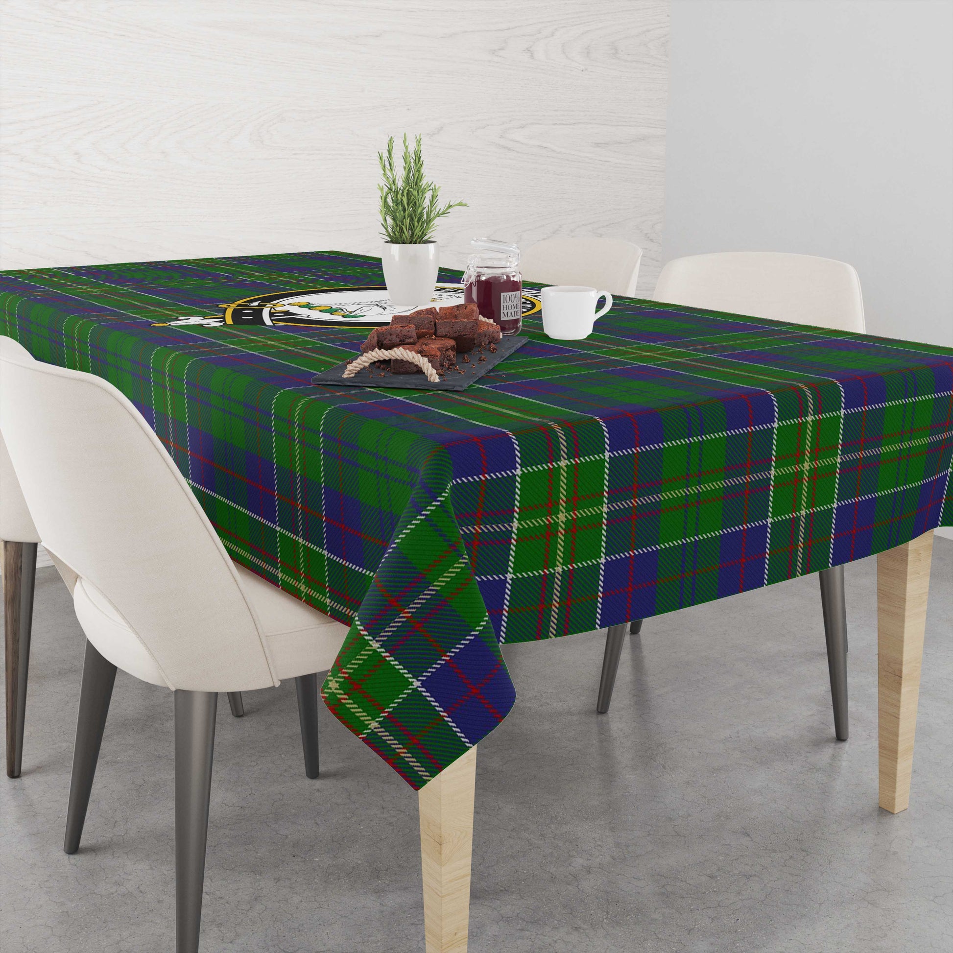 hunter-of-hunterston-tatan-tablecloth-with-family-crest