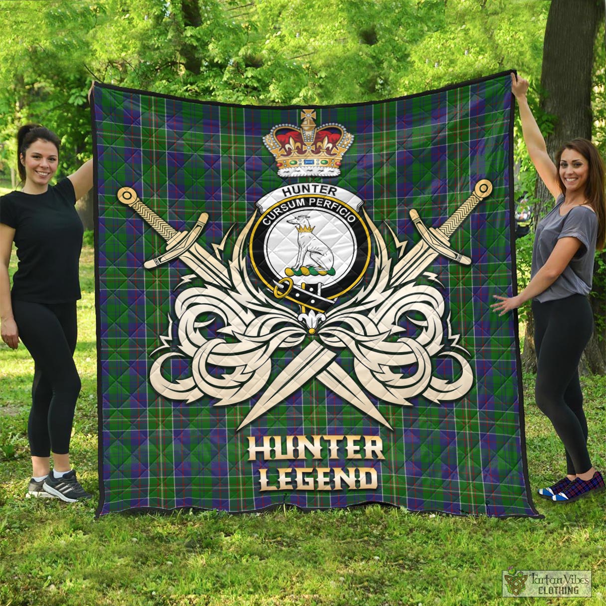 Tartan Vibes Clothing Hunter of Hunterston Tartan Quilt with Clan Crest and the Golden Sword of Courageous Legacy