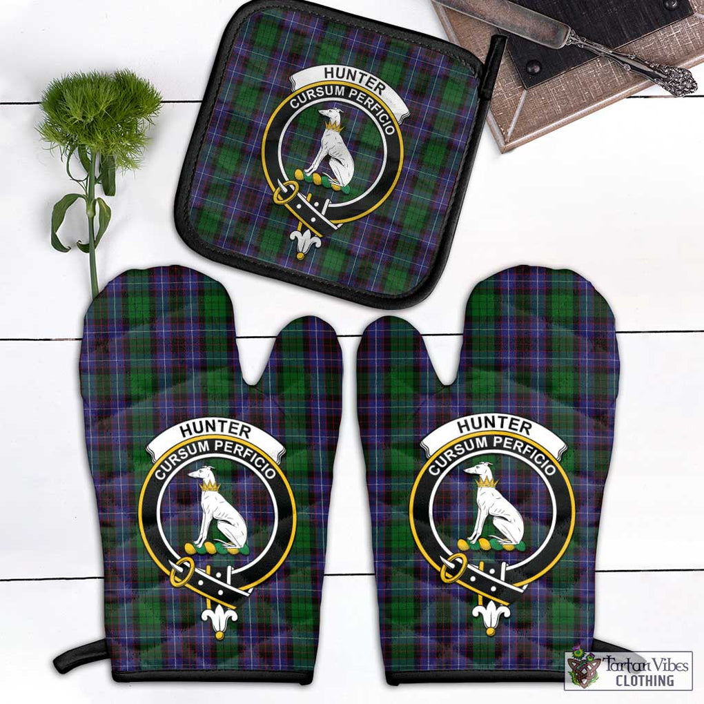 Hunter of Peebleshire Tartan Combo Oven Mitt & Pot-Holder with Family Crest Combo 1 Oven Mitt & 1 Pot-Holder Black - Tartan Vibes Clothing