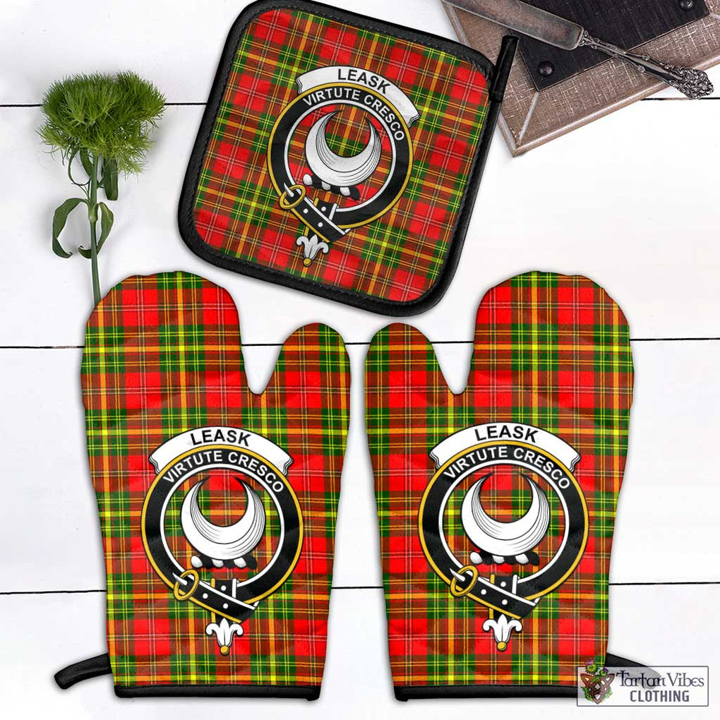 Leask Modern Tartan Combo Oven Mitt & Pot-Holder with Family Crest Combo 1 Oven Mitt & 1 Pot-Holder Black - Tartan Vibes Clothing