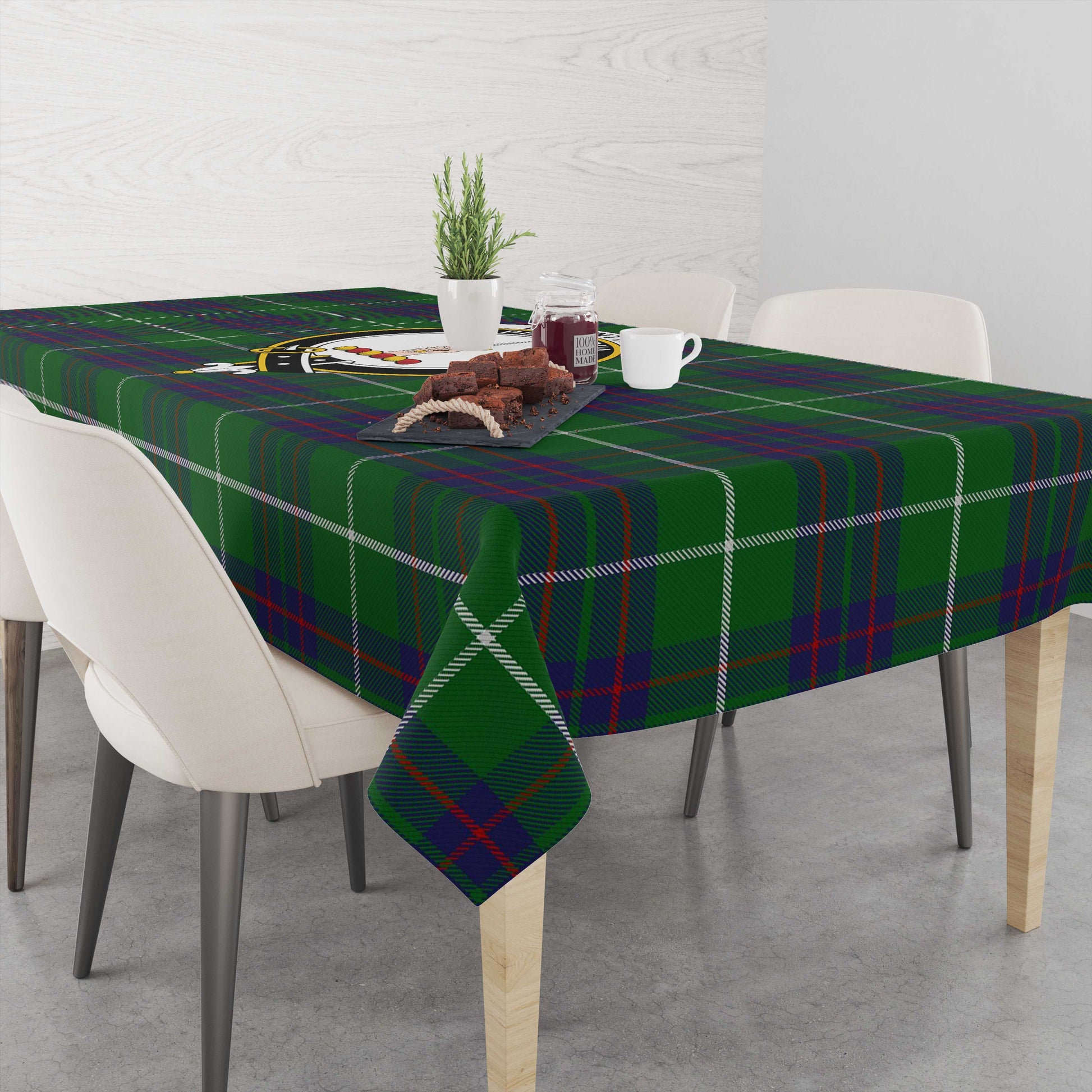 macintyre-hunting-tatan-tablecloth-with-family-crest