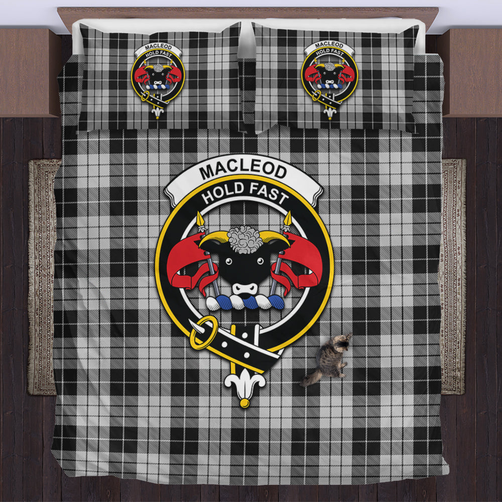 macleod-black-and-white-tartan-bedding-set-with-family-crest