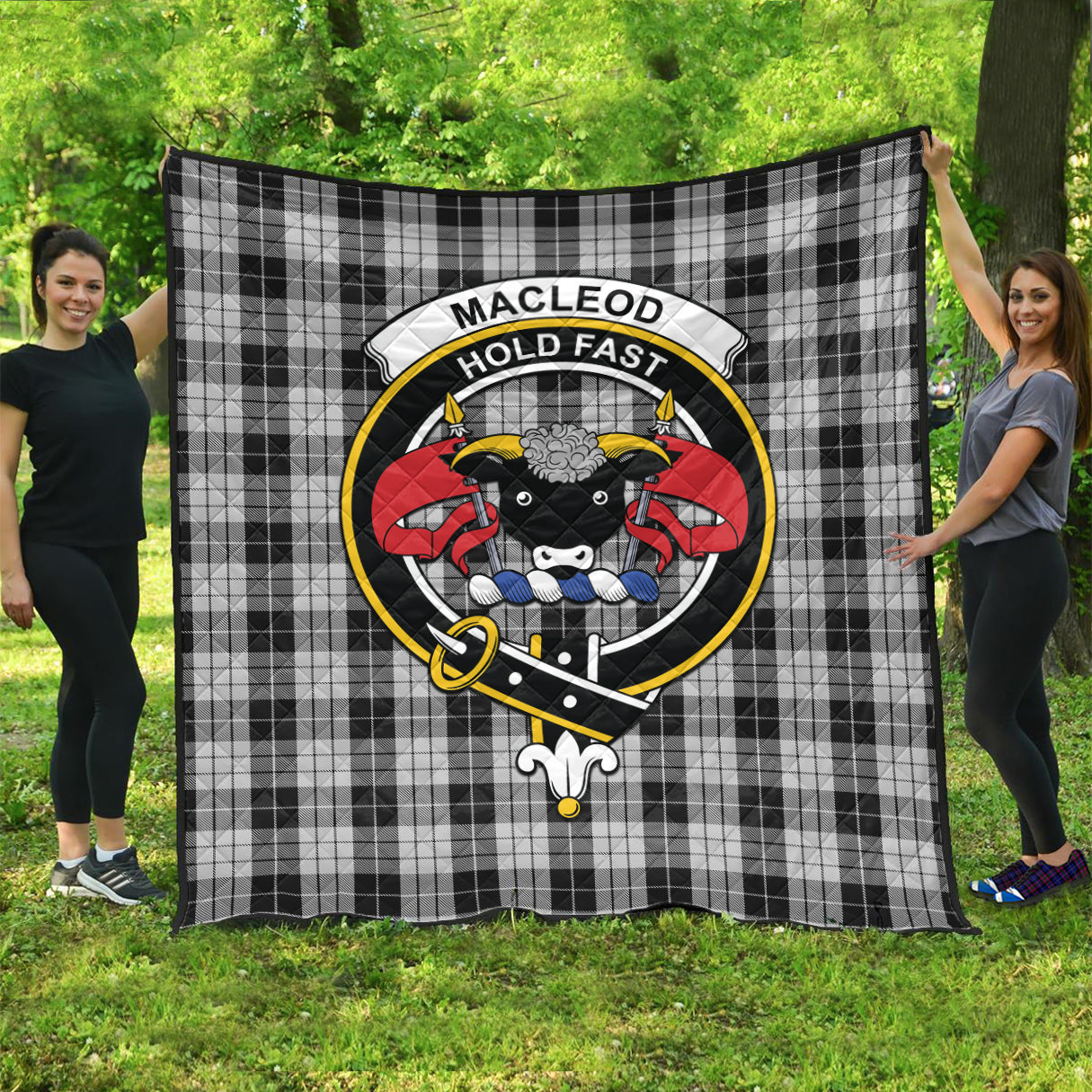 macleod-black-and-white-tartan-quilt-with-family-crest