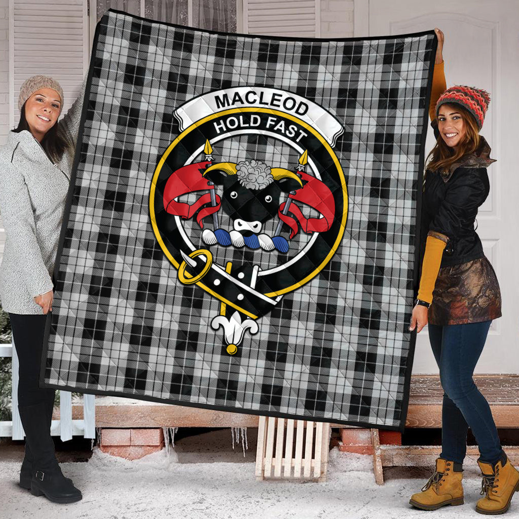 macleod-black-and-white-tartan-quilt-with-family-crest