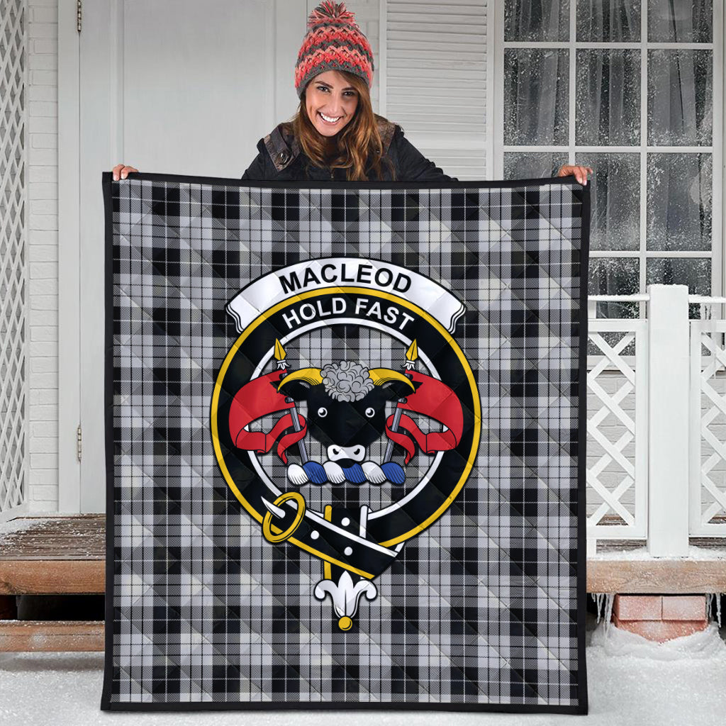 macleod-black-and-white-tartan-quilt-with-family-crest